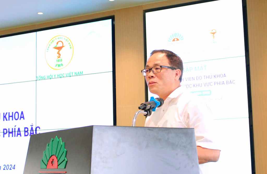 GS.TS Tạ Thành Văn căn dặn các tân sinh viên tại buổi gặp mặt. Ảnh: BVCC