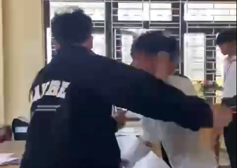 Male student was beaten by 2 classmates and hospitalized. Photo: Cut from clip