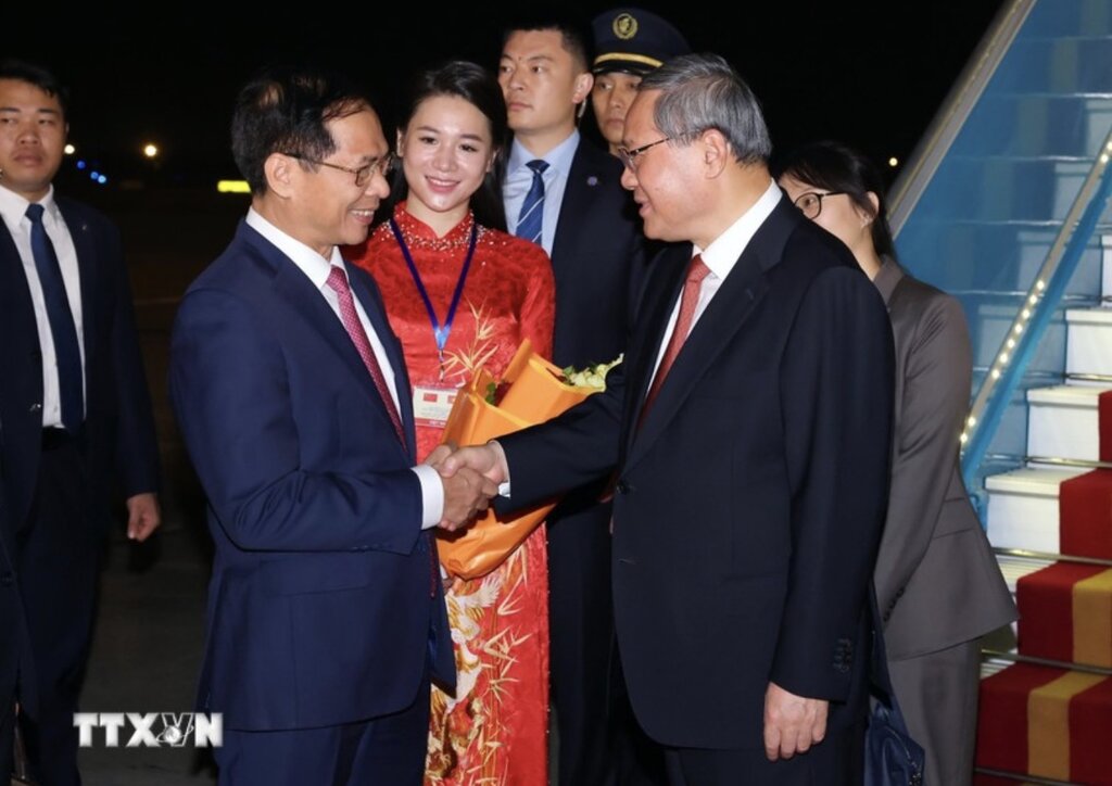 Phó Thủ tướng, Bộ trưởng Ngoại giao Bùi Thanh Sơn đón Thủ tướng Trung Quốc Lý Cường tại sân bay quốc tế Nội Bài, Hà Nội. Ảnh: TTXVN