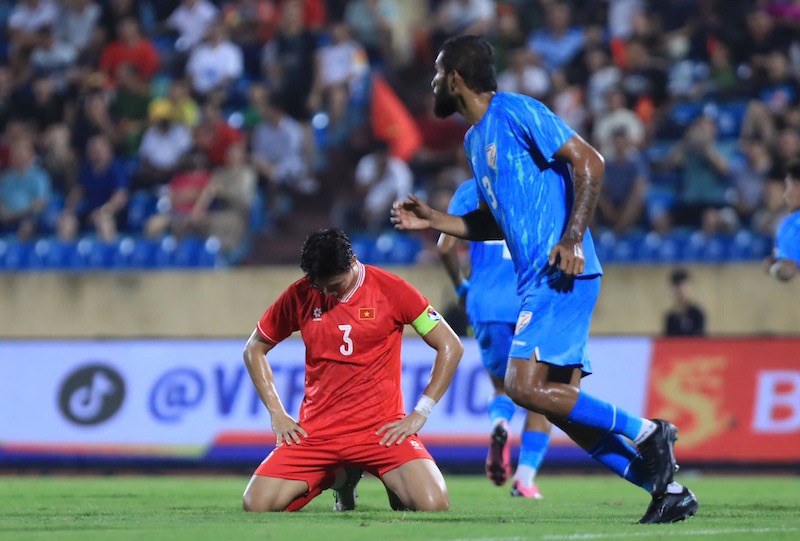 Center back Que Ngoc Hai missed a penalty kick in the match between Vietnam and India. Photo: Minh Dan