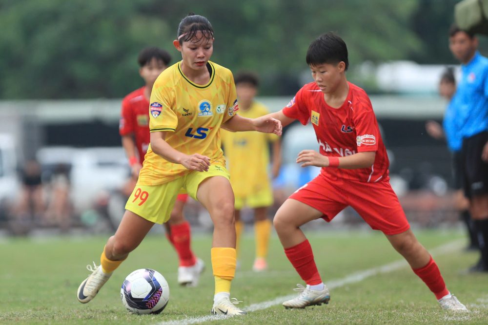 Hanoi (red shirt) continues to chase the top spot of the 2024 National U19 tournament after winning against Ho Chi Minh City. Photo: VFF