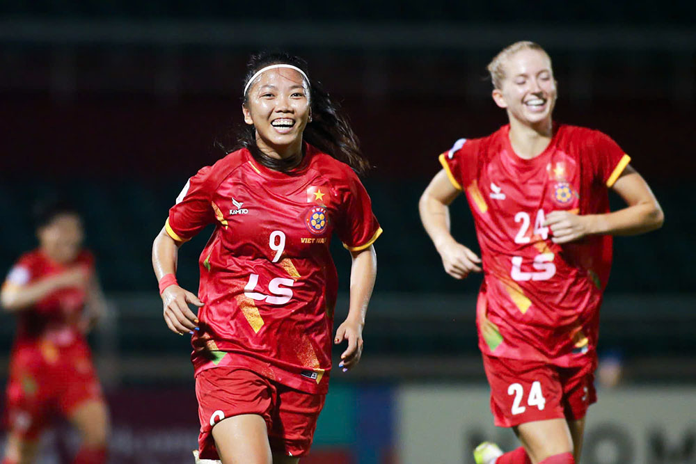 Huynh Nhu (left) scored 3 goals for HCMC in the group stage of the 2024-2025 AFC Champions League. Photo: Thanh Vu