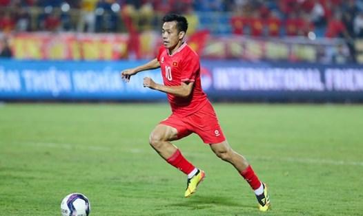 Tiền đạo Văn Quyết từ giã đội tuyển Việt Nam sau trận gặp tuyển Ấn Độ. Ảnh: Minh Dân