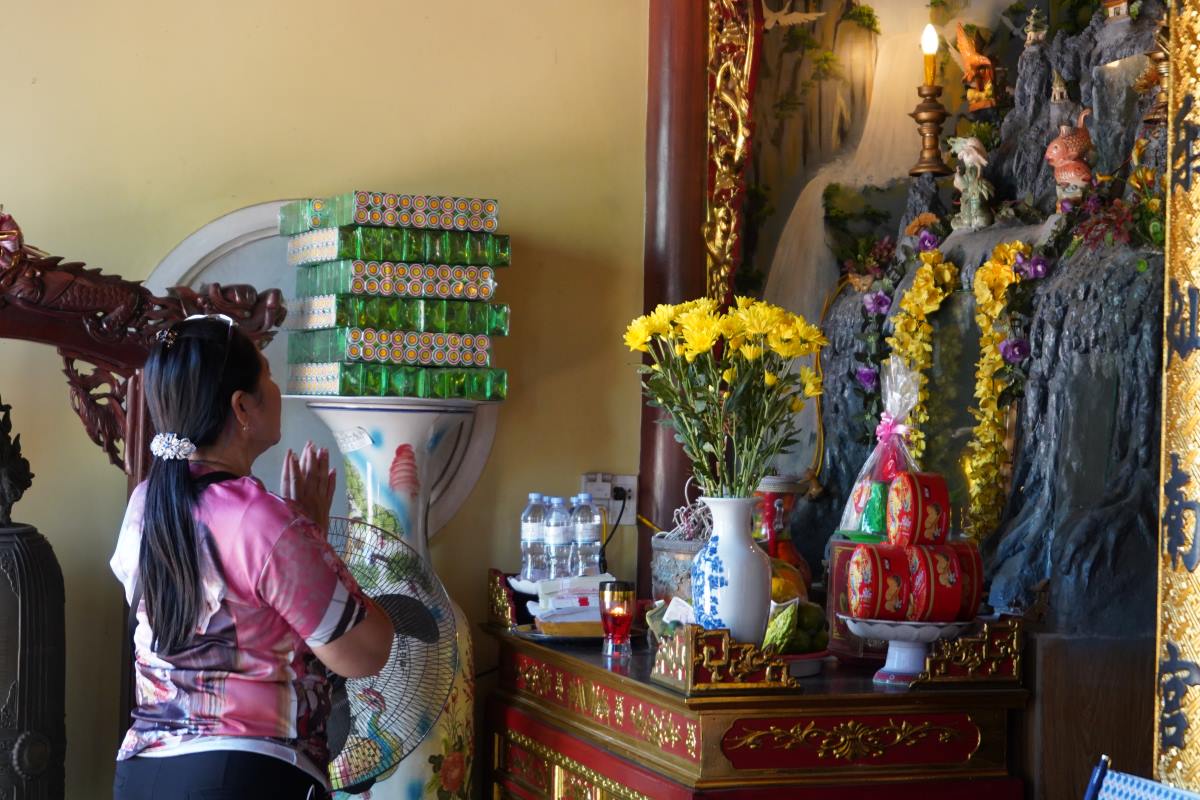 Nhan dan den den cau nhung chuyen di bien binh an. Anh: Mai Dung