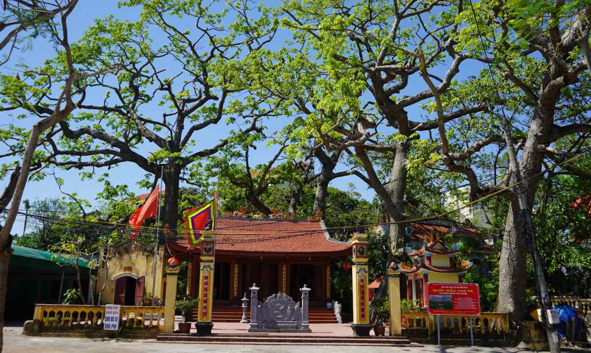 Van Chai Temple (Do Son, Hai Phong) is not only a famous spiritual tourist destination but also attracts people with its architecture and landscape. Photo: Mai Dung