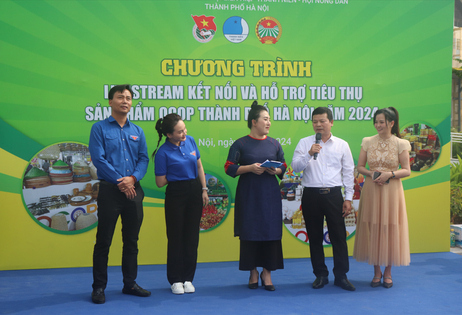 Ong Nguyen Thanh Xuan, Pho Chu tich Hoi Nong dan TP Ha Noi, phat bieu tai Le khai mac chuong trinh.