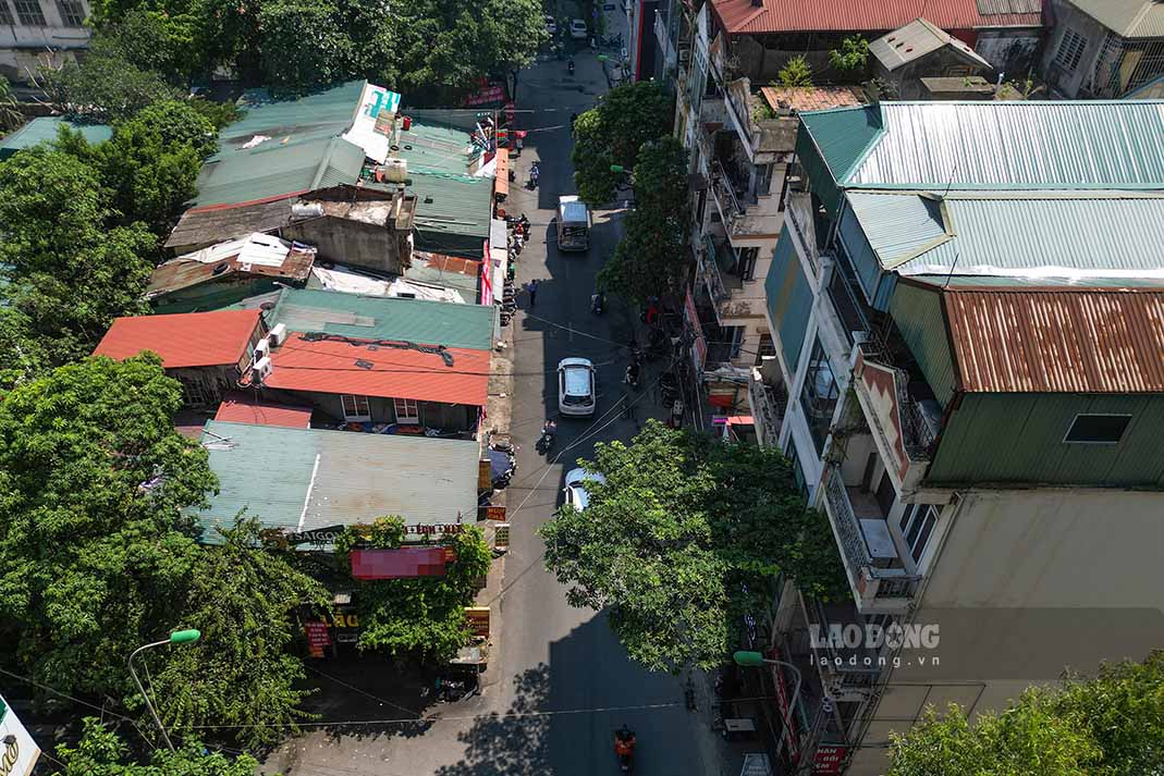 Duong Nguyen Tuan co dien tich long duong nho hep, thuong xuyen un tac vao gio cao diem.