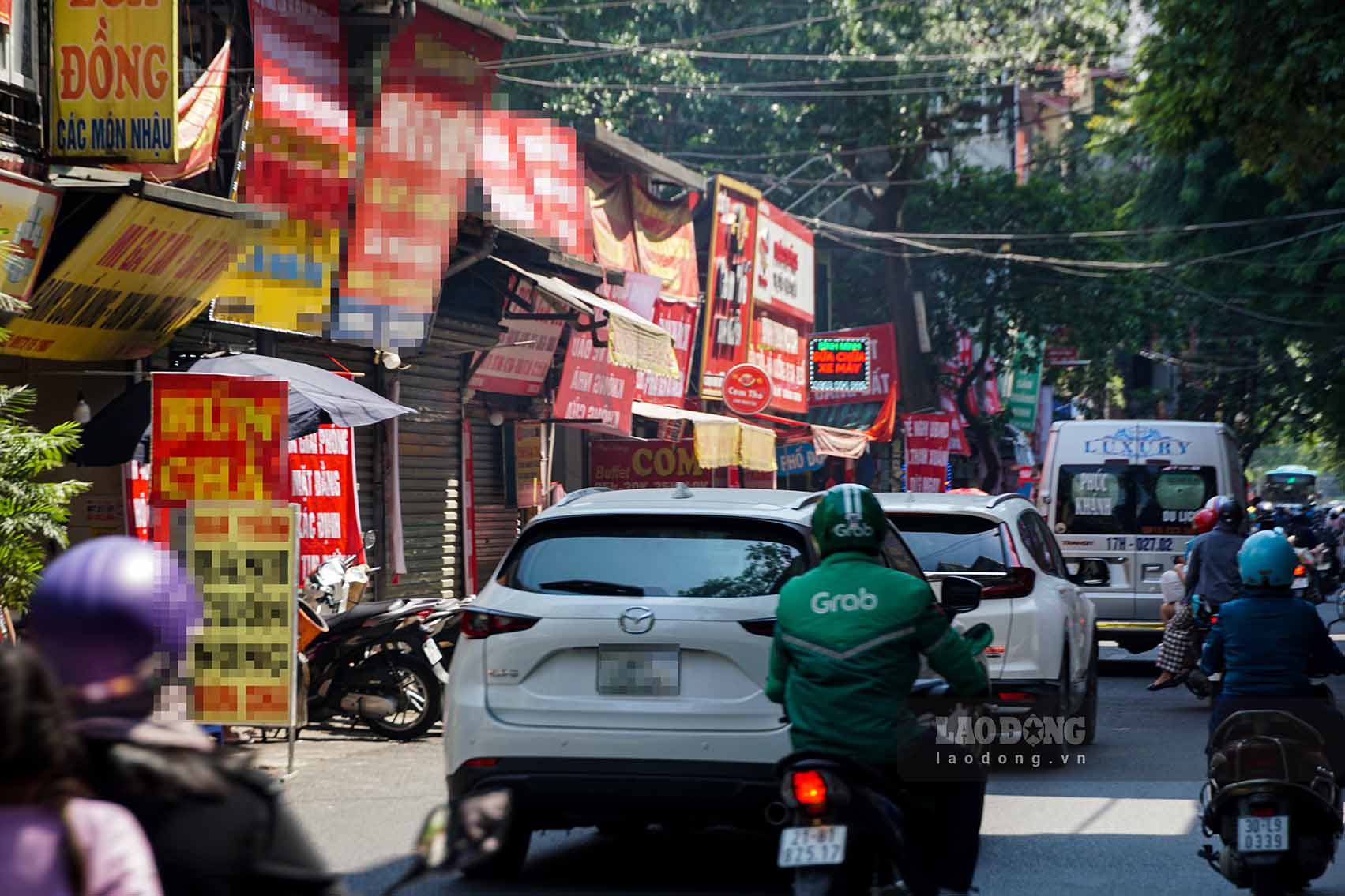 Còn 34 hộ dân chưa bàn giao mặt bằng để mở rộng đường Nguyễn Tuân. Ảnh: Ngọc Thùy