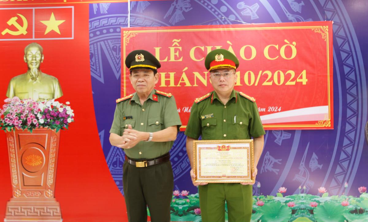 Authorized by the Minister of Public Security, Colonel Tran Dinh Lien awarded the title of “Emulation Fighter of the entire People's Public Security Force” to Colonel Nguyen Van Tang. Photo: Da Nang City Police