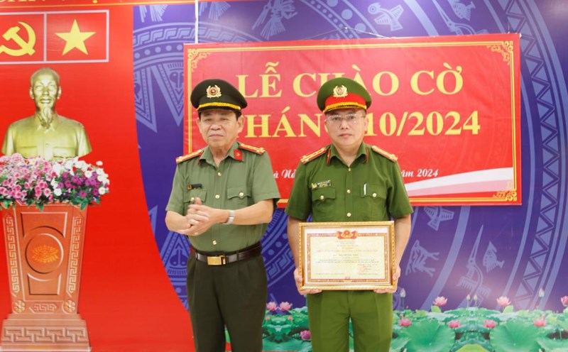 Authorized by the Minister of Public Security, Colonel Tran Dinh Lien awarded the title of “Emulation Fighter of the entire People's Public Security Force” to Colonel Nguyen Van Tang. Photo: Da Nang City Police