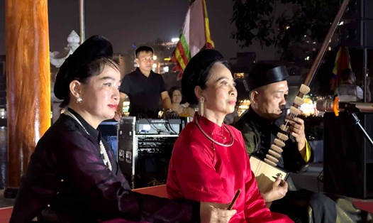 Biểu diễn ca trù mừng 70 năm Giải phóng Thủ đô. Ảnh: Hoàng Lộc