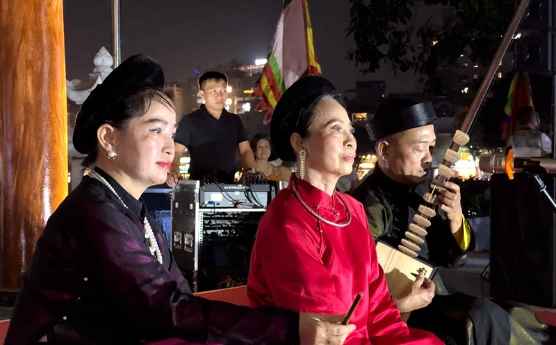 Ca tru performance to celebrate the 70th anniversary of the Liberation of the Capital. Photo: Hoang Loc