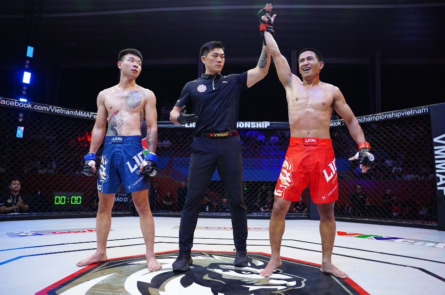 O 56kg nam, Le Van Trong (do) cham tran Huynh Ngoc Tin. The tran giang co dien ra cho den hiep 3, Ngoc Tin bat dau su dung nhieu lowkick thay cho nhung co da tam cao va trung. Ket qua, Huynh Ngoc Tin gianh chien thang tinh diem.