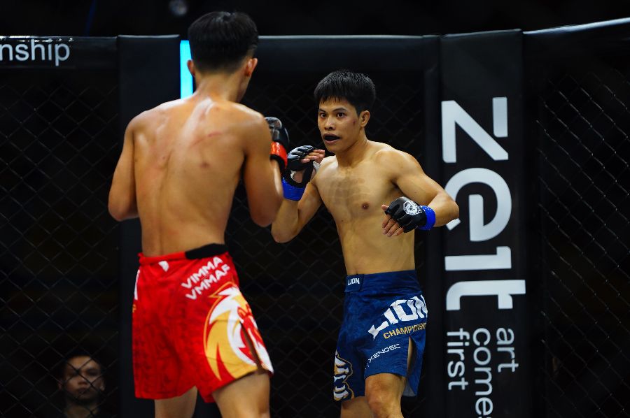 O hang 56kg nam, Nguyen Van Trung (xanh) cham tran Truong Quang Kiet. Hai vo si thi dau tham do trong hiep 1 truoc khi danh coi mo trong nhung pha doi don o hiep 2.