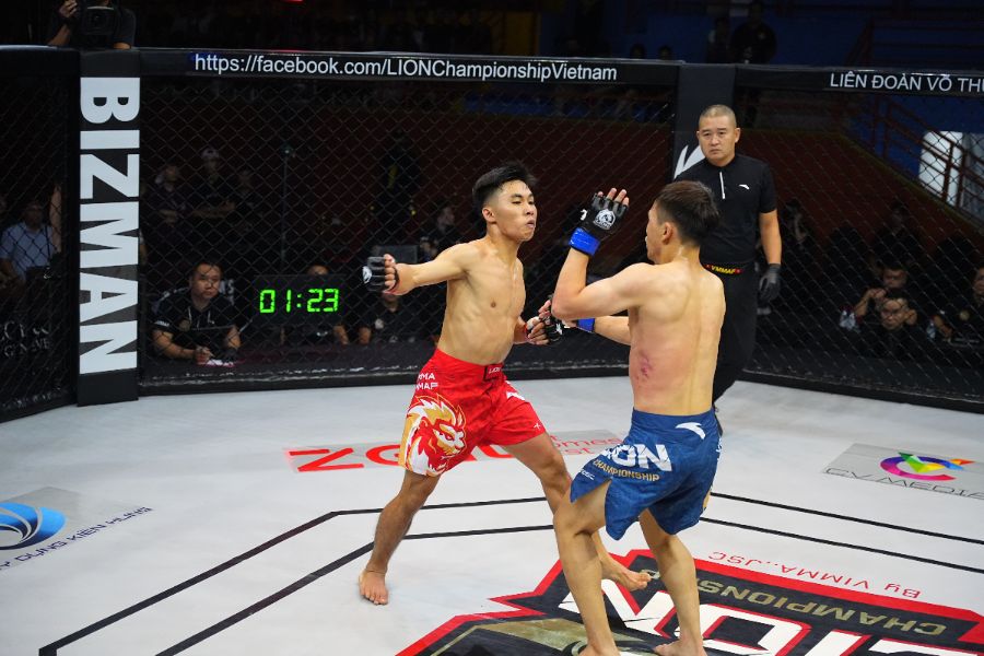 O hang 56kg nam, Nguyen Phu Thinh (do) cham tran Le Van Vu. Toc do cua tran dau lien tuc thanh doi, hai vo si diem tinh cho co hoi nhung lap tuc doi don voi toc do cao moi khi quyet dinh tan cong. O hiep cuoi, Van Vu bat dau xuat hien chan thuong khi lien tiep nhan nhung don chan truoc do.