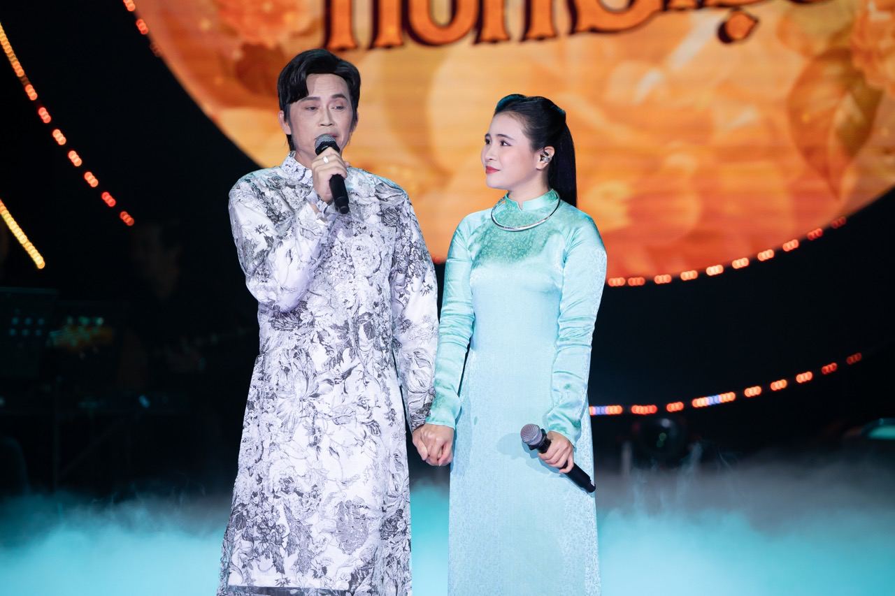 Hoai Linh sings a duet with Quynh Trang - adopted daughter of late singer Phi Nhung. Photo: Artist.