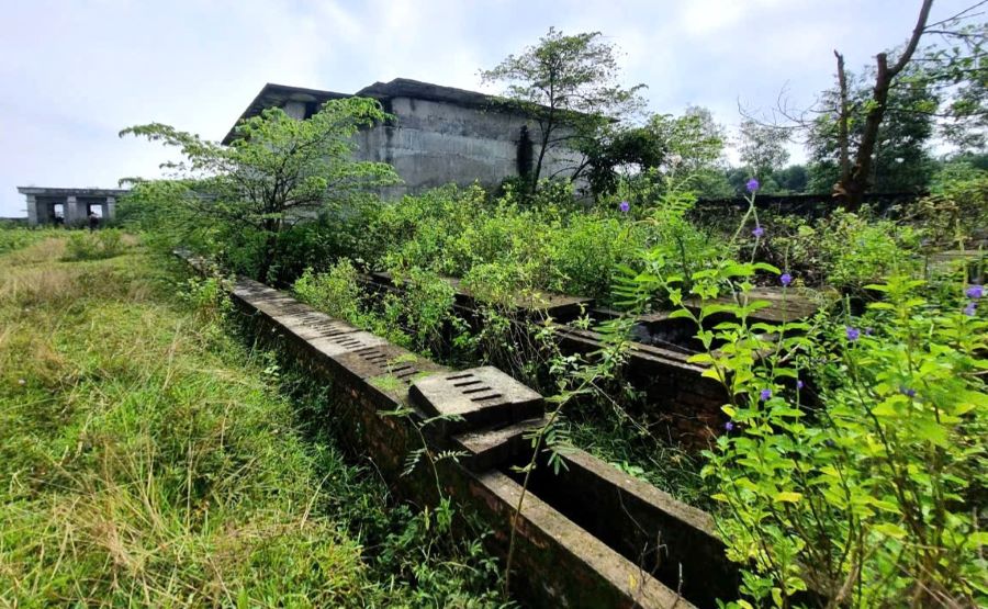 Hệ thống cấp nước xã Hải Chánh bỏ hoang, xuống cấp nghiêm trọng gây lãng phí. Ảnh: Hàn Nguyên.