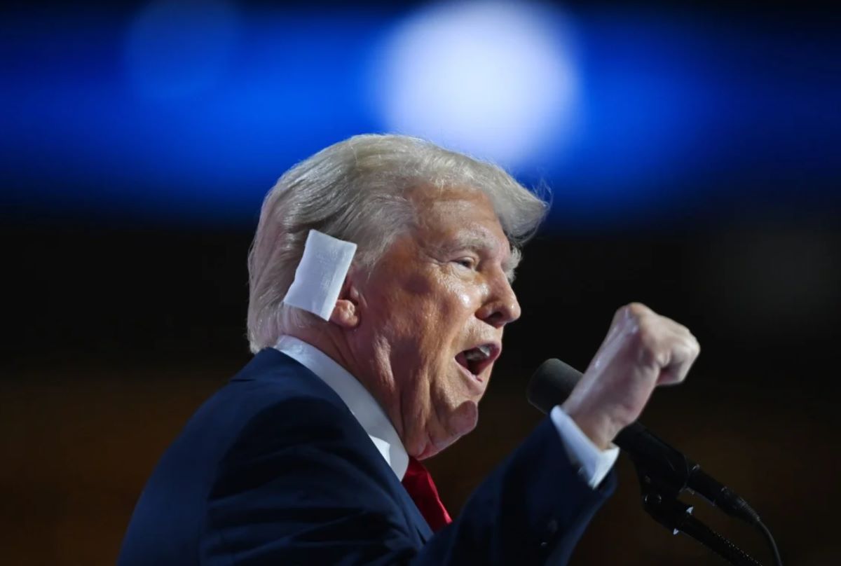 Ông Donald Trump xuất hiện với miếng băng trên tai sau vụ ám sát hụt đầu tiên. Ảnh: Xinhua