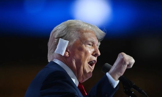 Ông Donald Trump xuất hiện với miếng băng trên tai sau vụ ám sát hụt đầu tiên. Ảnh: Xinhua