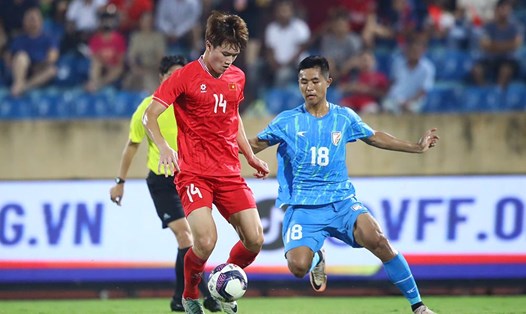 Tuyển Việt Nam vẫn đang loay hoay dưới thời ông Kim Sang-sik. Ảnh: Minh Dân