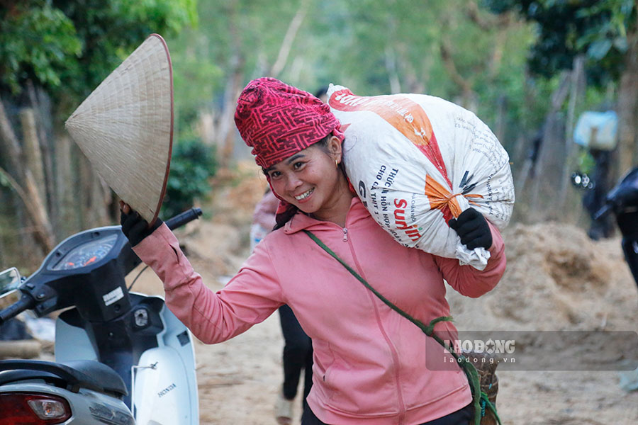Every day, Ms. Lo Thi Phieng can earn 300,000 - 400,000 VND from picking coffee. Photo: Quang Dat