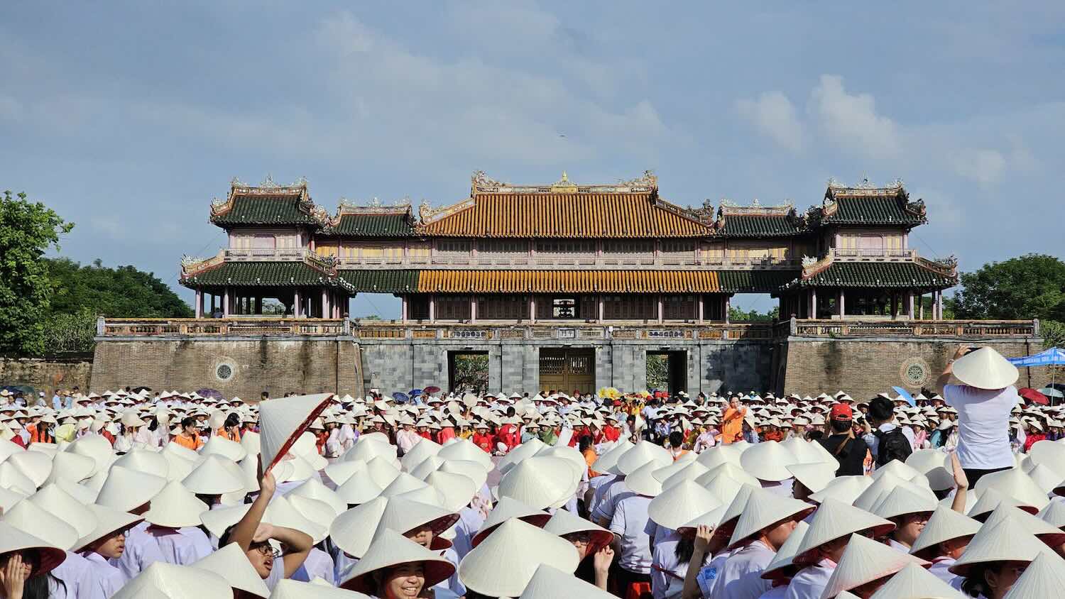 Sea of ​​people watching Olympia.