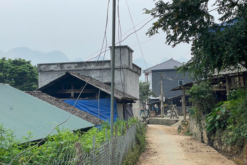 Thon Vang Leng, xa Tung Chung Pho duoc huyen Muong Khuong dinh huong xay dung mo hinh lang van hoa dan toc Nung nham huy dong su chung tay cua nguoi dan trong viec giu gin, bao ton va phat huy ban sac van hoa dan toc