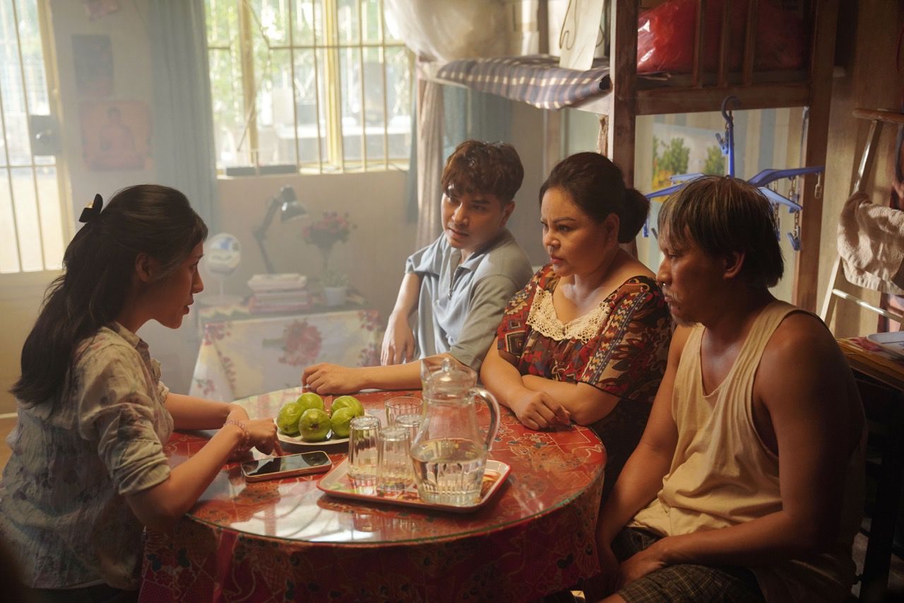 Uyen An and the cast in the movie "The Rich Bride" by Vu Ngoc Dang. Photo: Producer.