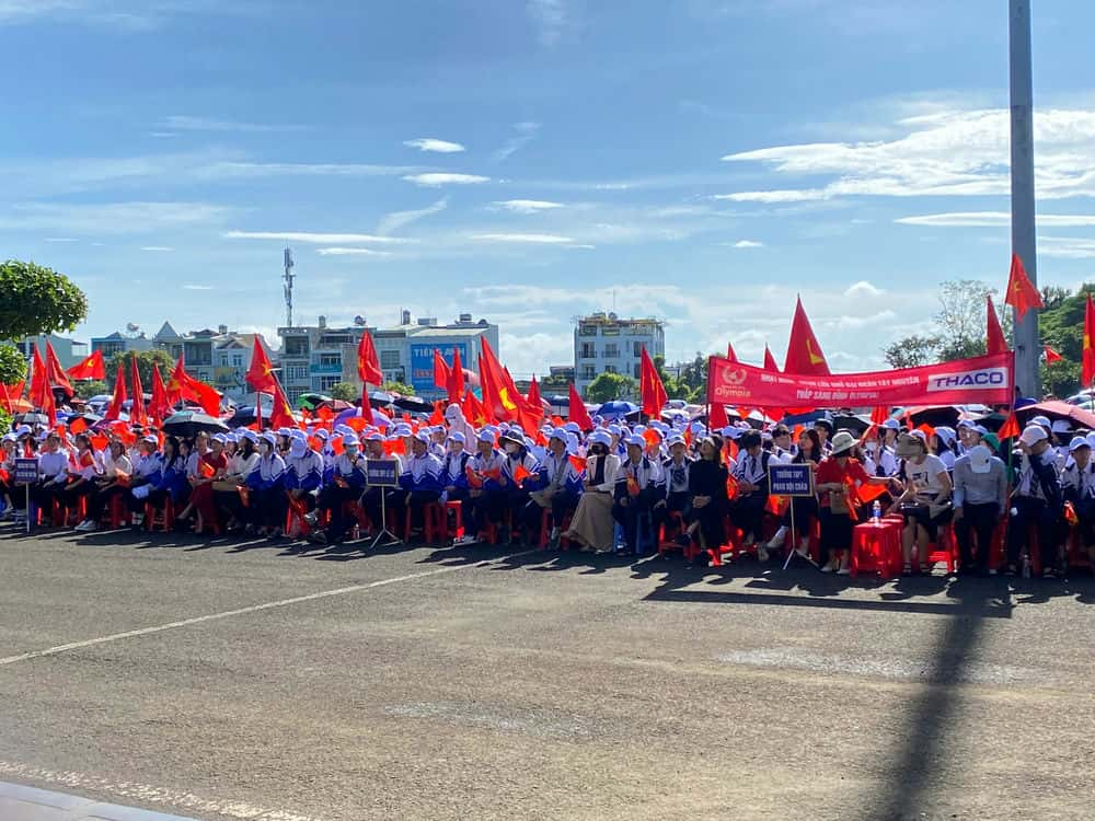 Dong dao hoc sinh den co vu cho cuoc thi chung ket tai diem cau Gia Lai. Anh: Thanh Tuan