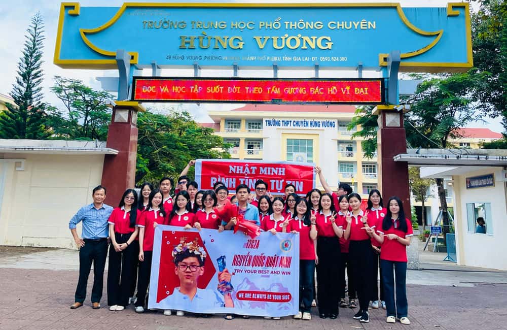 Students from Hung Vuong High School for the Gifted support climber Nhat Minh at a live television broadcast in Gia Lai. Photo: Thanh Tuan