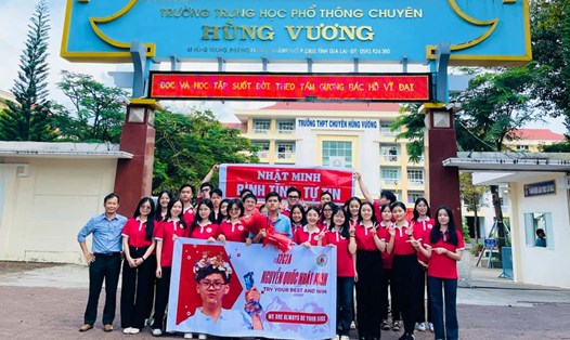 Học sinh Trường THPT chuyên Hùng Vương tiếp sức cho nhà leo núi Nhật Minh ở điểm cầu truyền hình trực tiếp tại Gia Lai. Ảnh: Thanh Tuấn