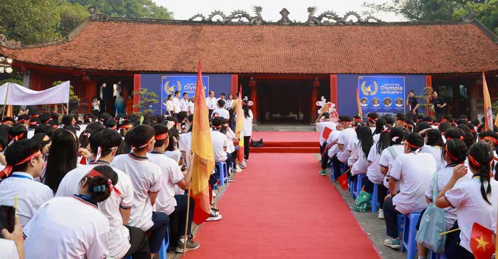 Ngay tu som, rat dong thay co va hoc sinh Truong THPT chuyen Su pham da co mat tai diem cau Van Mieu - Quoc Tu Giam nham tiep lua cho em Nguyen Nguyen Phu du thi tran chung ket Duong len dinh Olympia.