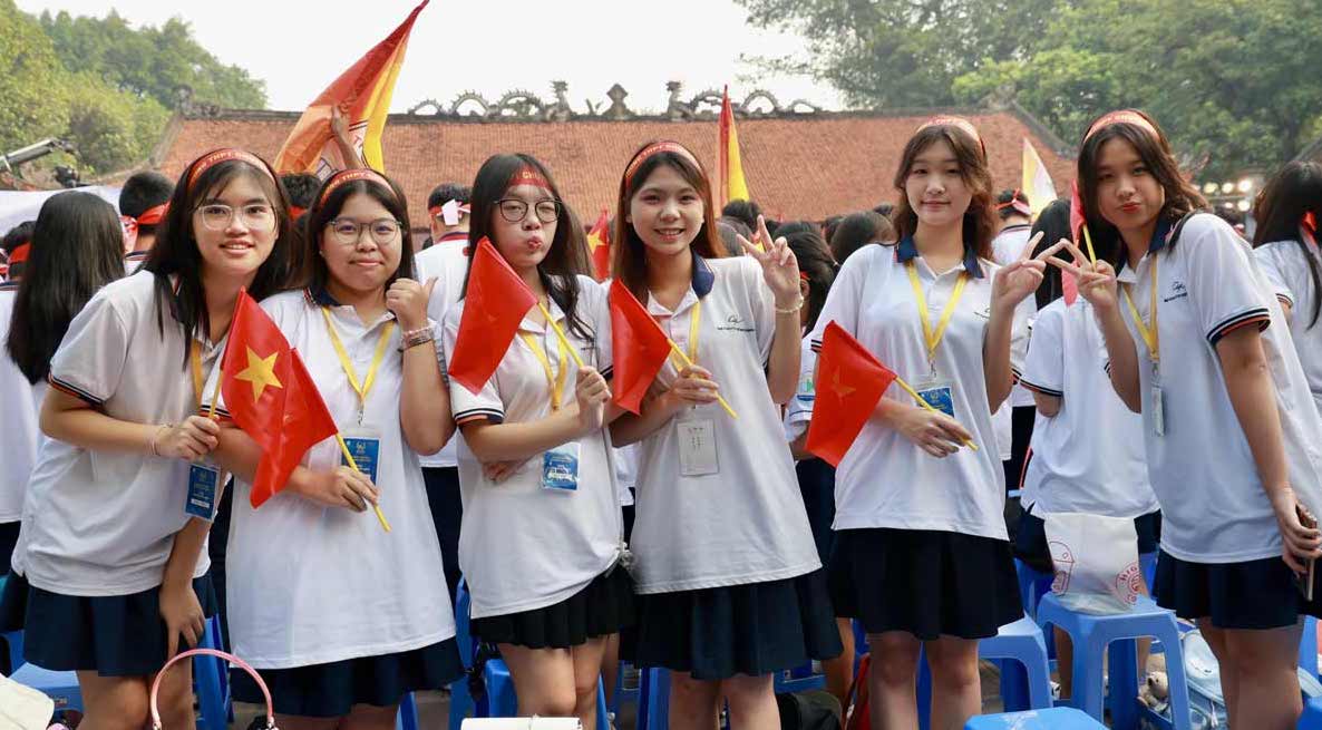 Ban Nguyen Ngoc Vu Ha (lop 11D1, Truong THPT chuyen Su Pham) gui loi chuc toi nha leo nui: “Chuc Nguyen Phu binh tinh, tu tin, dem vong nguyet que. Du troi co nang, nhung chung minh van san sang dong hanh, het minh ung ho cho Phu“.