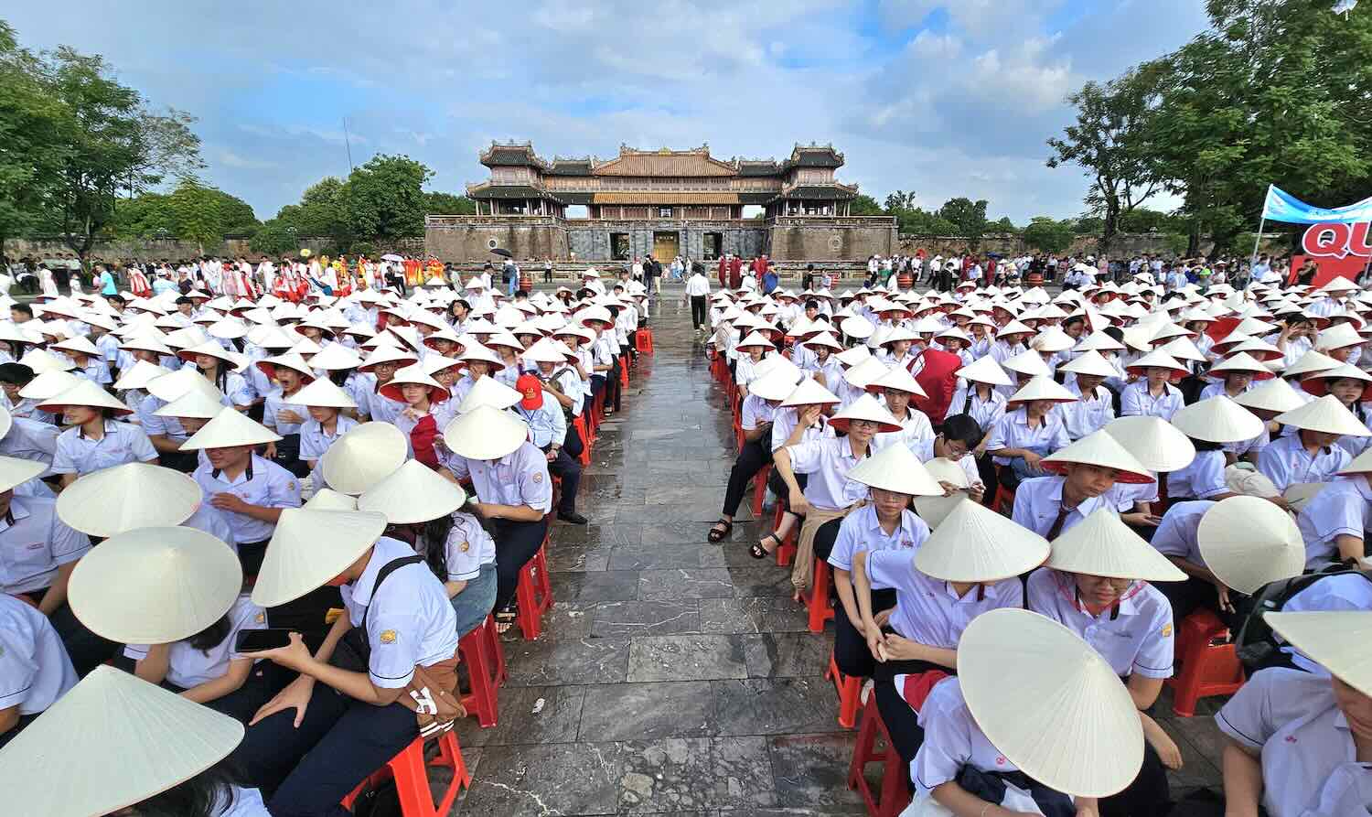 Sang 13.10, hang nghin nguoi dan, hoc sinh, thay co giao tap trung ve Quang truong Ngo Mon (TP. Hue) theo doi chung ket Duong len dinh Olympia nam thu 24.