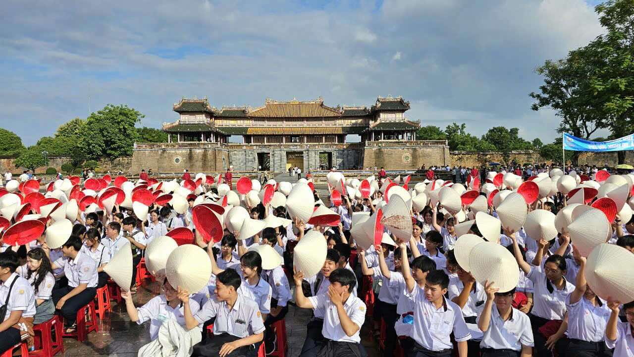 Ong Nguyen Tan, Giam doc So Giao duc va Dao tao tinh Thua Thien Hue cho biet, co 8.000 hoc sinh va hang nghin nguoi dan Hue den co vu cho cac “nha leo nui” tai Quang truong Ngo mon. Khung canh truoc gio khai mac duoc dan dung cong phu voi 3 man hinh led dam bao du suc chua cho hang ngan hoc sinh va nguoi dan den theo doi va co vu cho 4 “nha leo nui“.