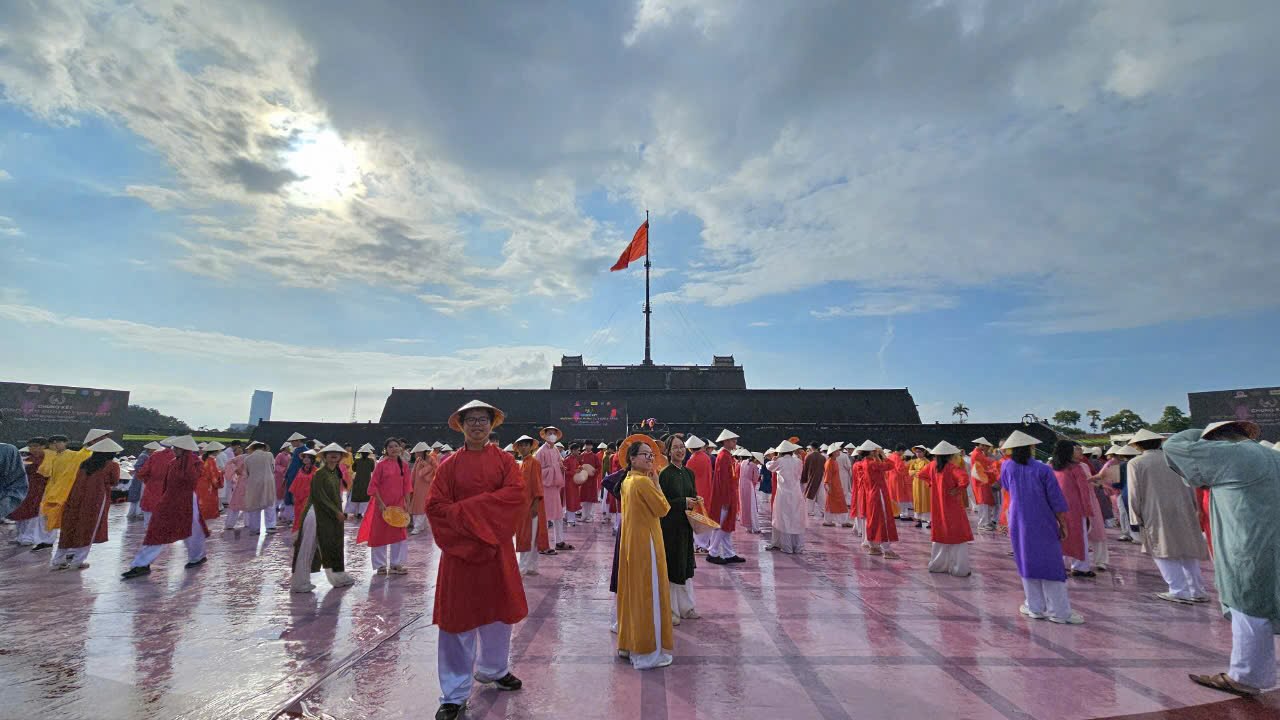 De “tiep lua” cho “nha leo nui“, co dong dao hoc sinh cac truong tren dia ban TP Hue tham gia co vu, trinh dien cac tiet muc van nghe dac sac gioi thieu quang ba hinh anh, vung dat con nguoi xu Hue.