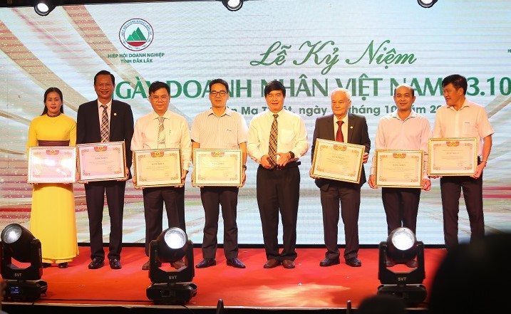 Leaders of Dak Lak Provincial People's Committee awarded Certificates of Merit to individuals with outstanding achievements in building and developing the Dak Lak Provincial Business Association. Photo: Bao Trung