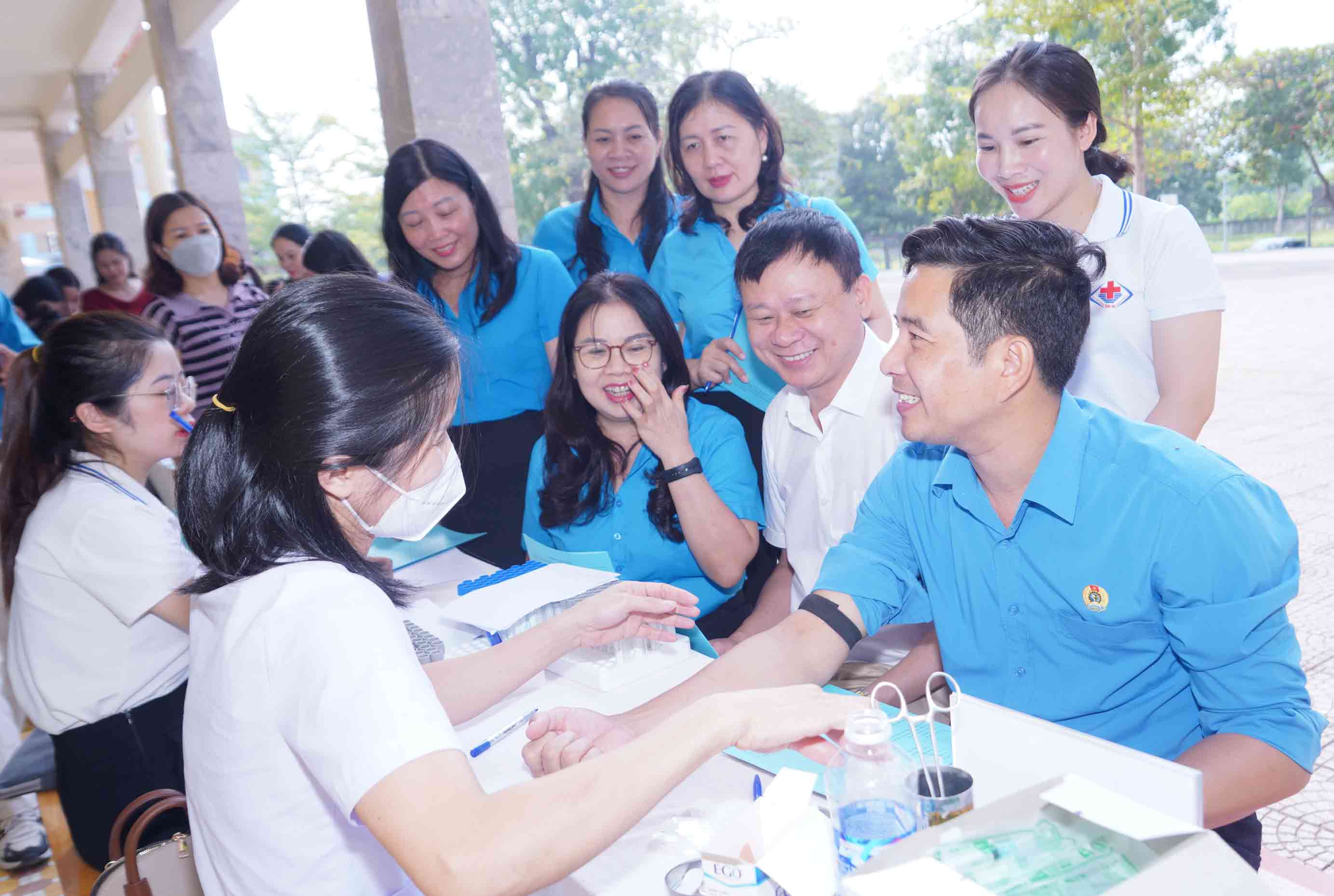 Chương trình "Sức khỏe của bạn - Hạnh phúc của chúng tôi" đã thăm khám sức khỏe cho gần 150 lượt cán bộ nhà giáo. Ảnh: Duy Chương.