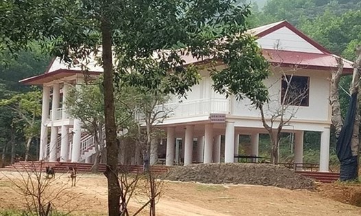 Công trình nhà ở dạng biệt thự xây dựng không phép trên đất rừng tại xã Thanh Mai, huyện Thanh Chương (Nghệ An) từ năm 2017 đến nay chưa bị tháo dỡ. Ảnh: Hải Đăng