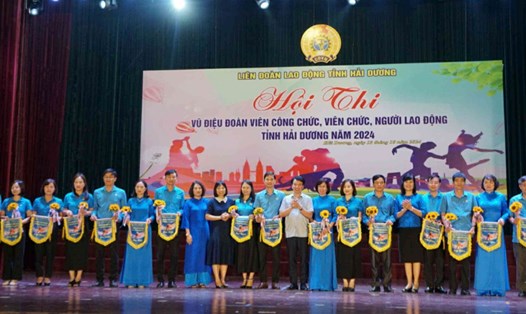 Đại diện 18 đơn vị công đoàn tham gia Hội thi nhận hoa và cờ lưu niệm của Ban tổ chức. Ảnh: Công Hòa