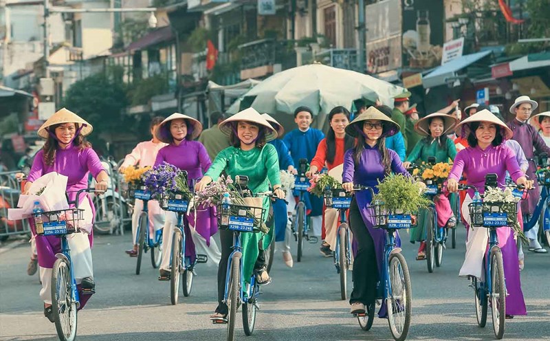 Dịch vụ xe đạp công cộng ở Hà Nội đang được người dân hưởng ứng sử dụng. Ảnh: Hữu Thắng