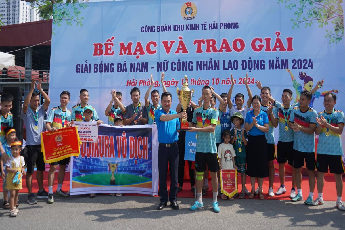 Đại diện lãnh đạo LĐLĐ TP Hải Phòng, Công đoàn Khu kinh tế Hải Phòng trao giải cho đội bóng nam vô địch. Ảnh: Mai Dung