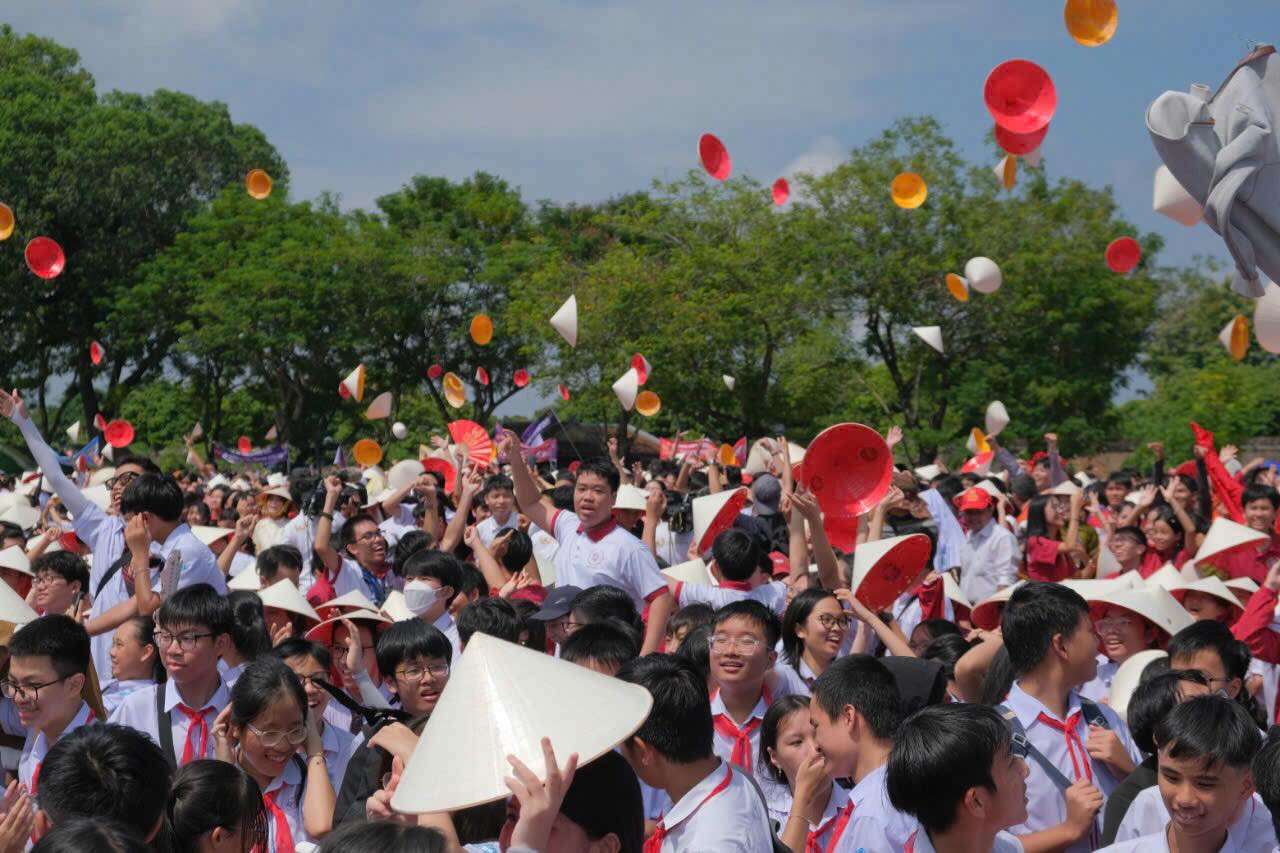 Hang nghin nguoi tung non la an mung khi Phu Duc gianh vong nguyet que Olympia nam 2024.