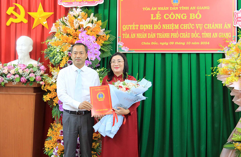 The new female Chief Justice of Chau Doc City People's Court received the appointment decision. Photo: An Giang