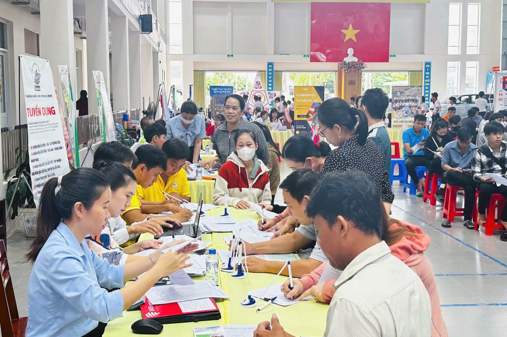 Lao dong tham gia tim kiem viec lam tai phien Giao dich viec lam. Anh: Ta Thuy