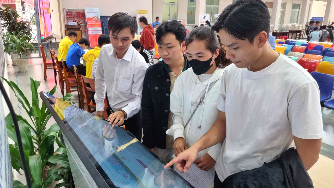 Lao dong tham gia tuyen dung viec lam theo hinh thuc truc tuyen. Anh: Ta Thuy