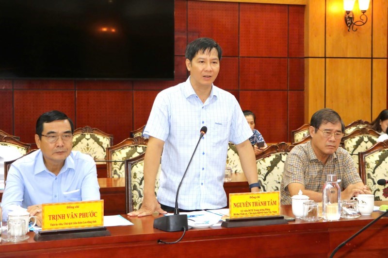 Mr. Nguyen Thanh Tam - Secretary of the Provincial Party Committee, Chairman of the People's Council of Tay Ninh province (standing) spoke at the working session with the delegation of the Ho Chi Minh City Labor Federation on the morning of October 13. Photo: Cao Huan