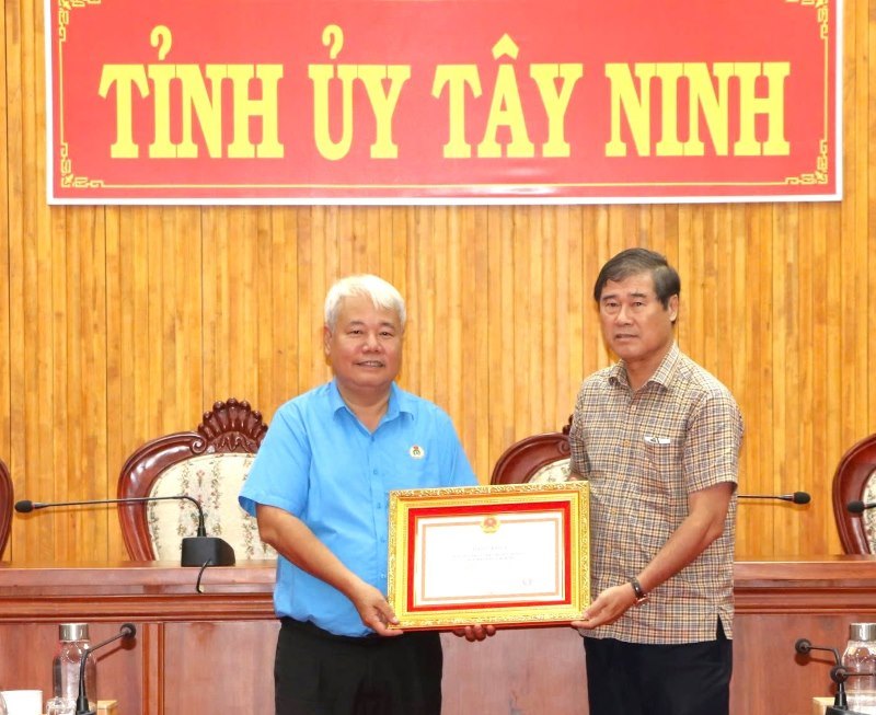 Ong Tran Van Chien – Pho Chu tich UBND tinh Tay Ninh (ben phai) tang Bang khen cua UBND tinh cho Ban Thuong vu LDLD TPHCM. Anh: Duc Long