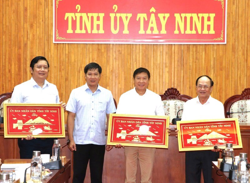 Ong Nguyen Thanh Tam -  Bi thu Tinh uy tinh Tay Ninh (thu hai tu trai qua) tang bieu trung cam on cac don vi, doanh nghiep TPHCM da ho tro kinh phi xay dung “Mai am Cong doan” tai Tay Ninh. Anh: Duc Long