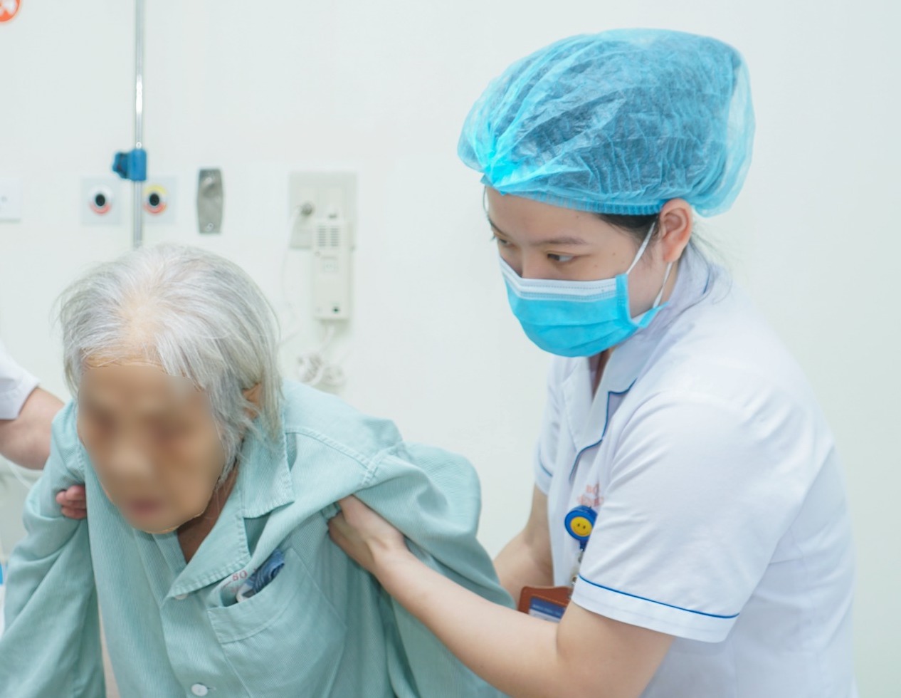 Nurses are taking care of patients at a central medical facility. Photo: Thanh Xuan